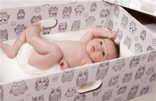 Γιατί τα μωρά στη Φινλανδία κοιμούνται σε χαρτονένια κουτιά;
